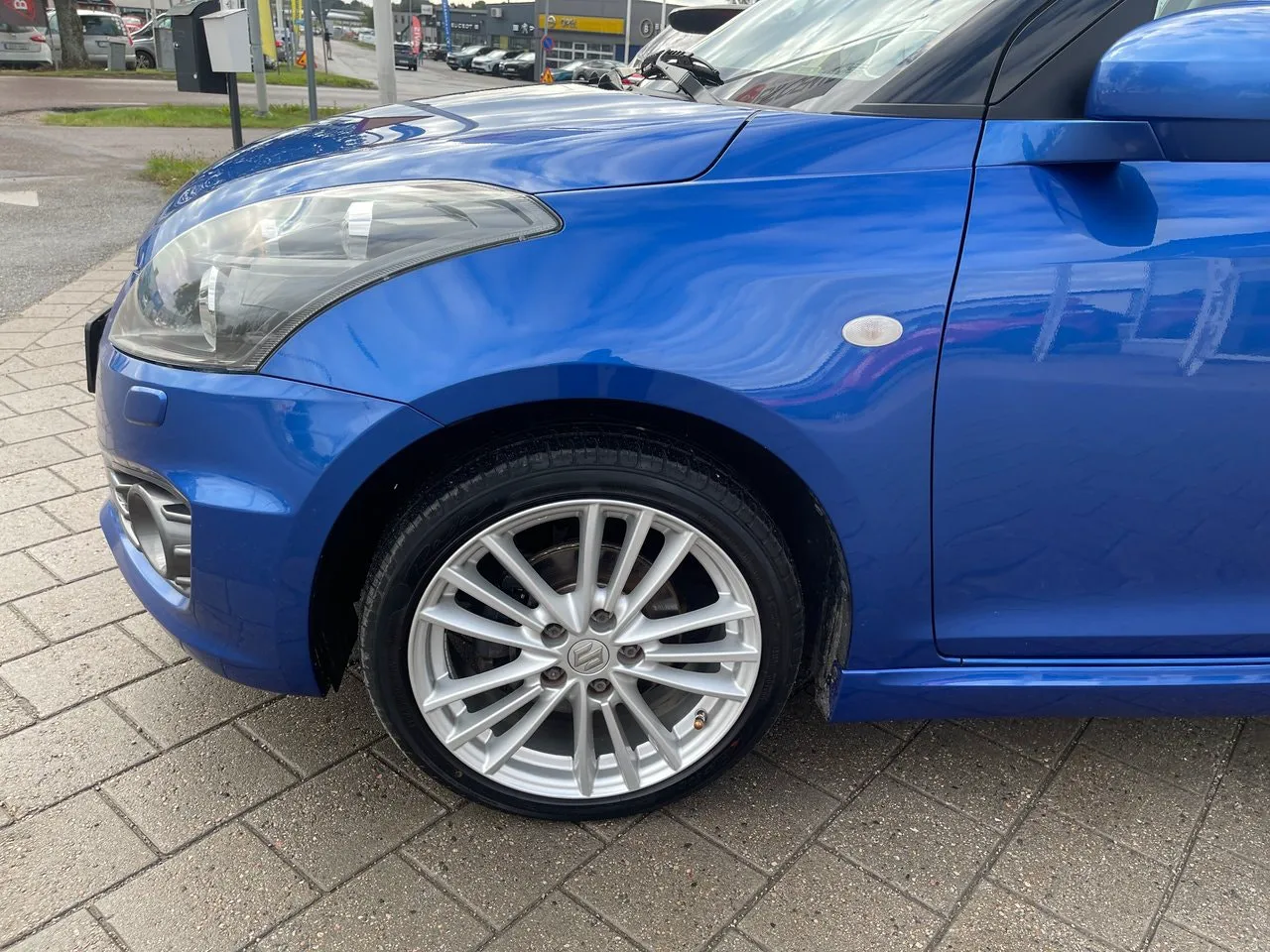 Vehicle image 9