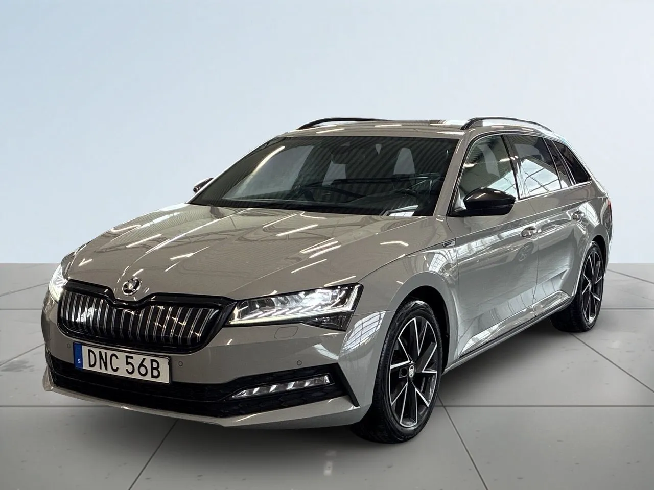 Vehicle image 15