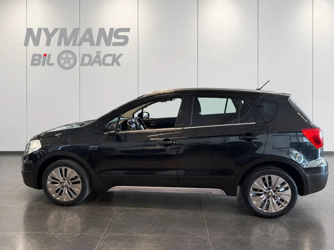 Vehicle image 4