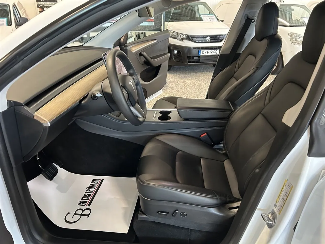 Vehicle image 11