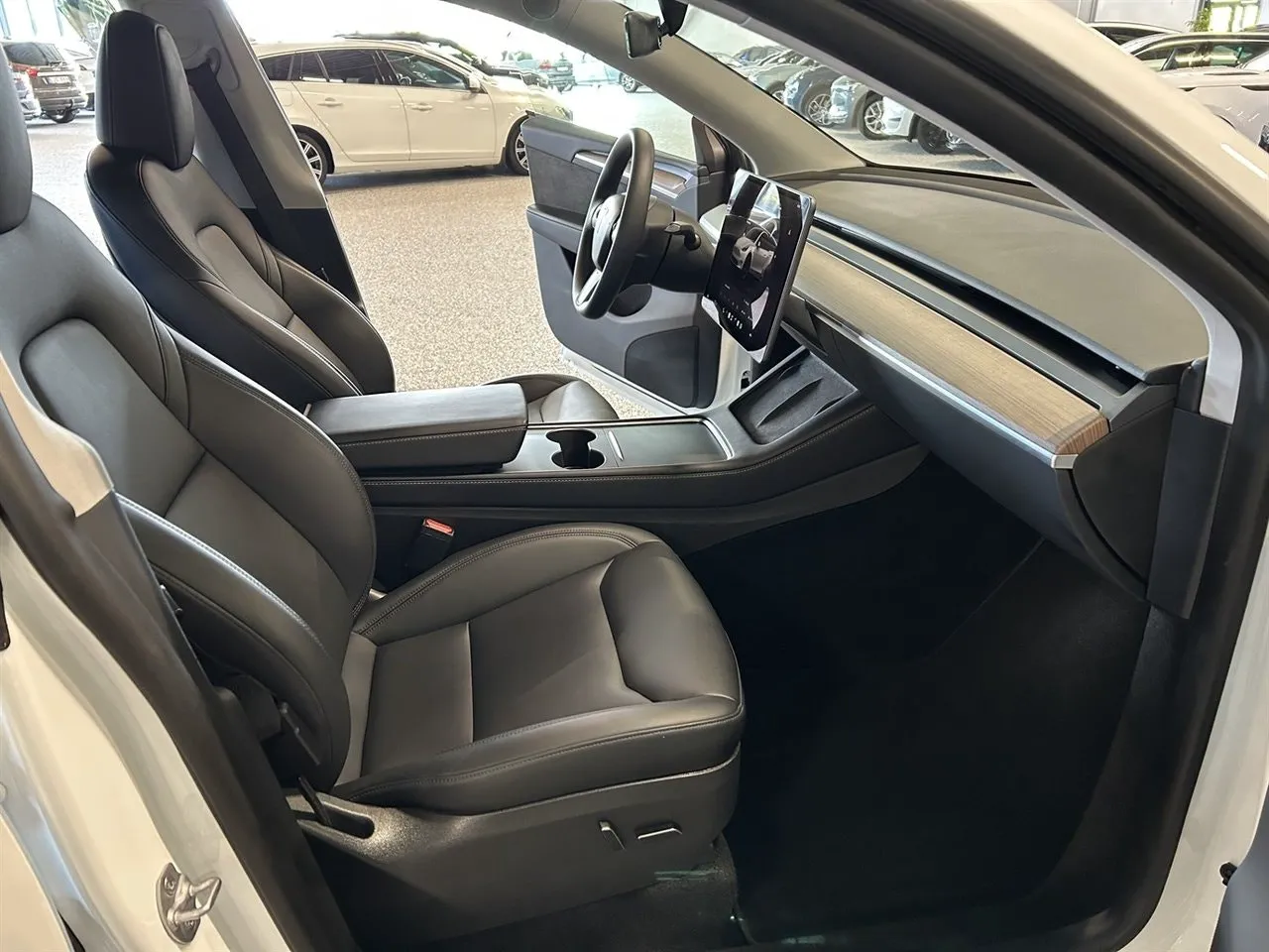 Vehicle image 18