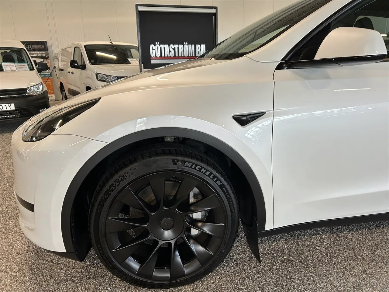 Vehicle image 9
