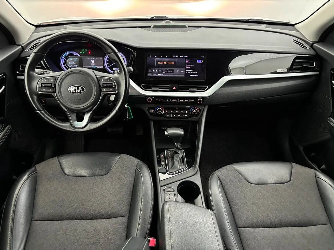 Vehicle image 18