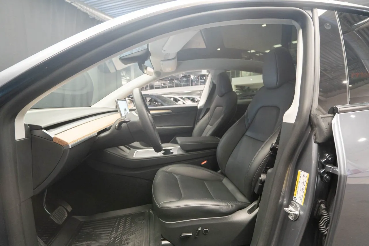 Vehicle image 16
