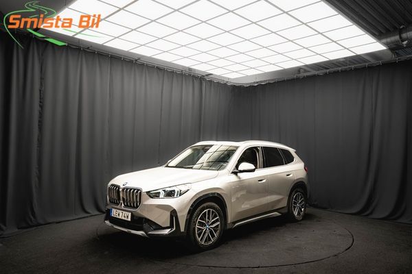 BMW iX1 xDrive30 PANO LÄDER DRAG 360° H/K HUD ELSTOL VÄRMEPUMP - 2023