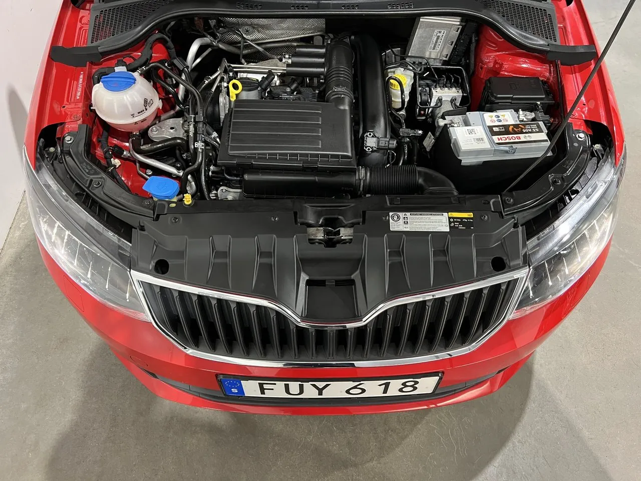 Vehicle image 10