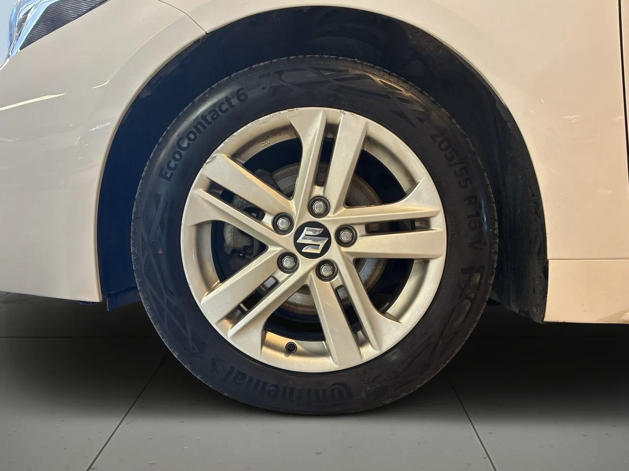 Vehicle image 13