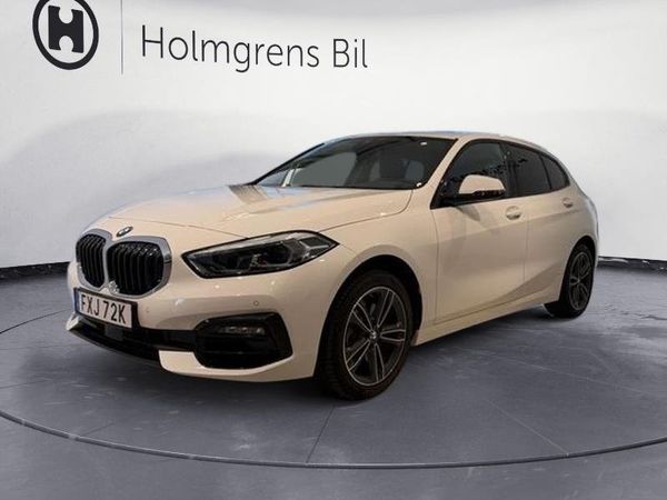 BMW 118 i 3,95% Model Sport Navi Panorama Rattvärme Tonade | Ränt - 2023