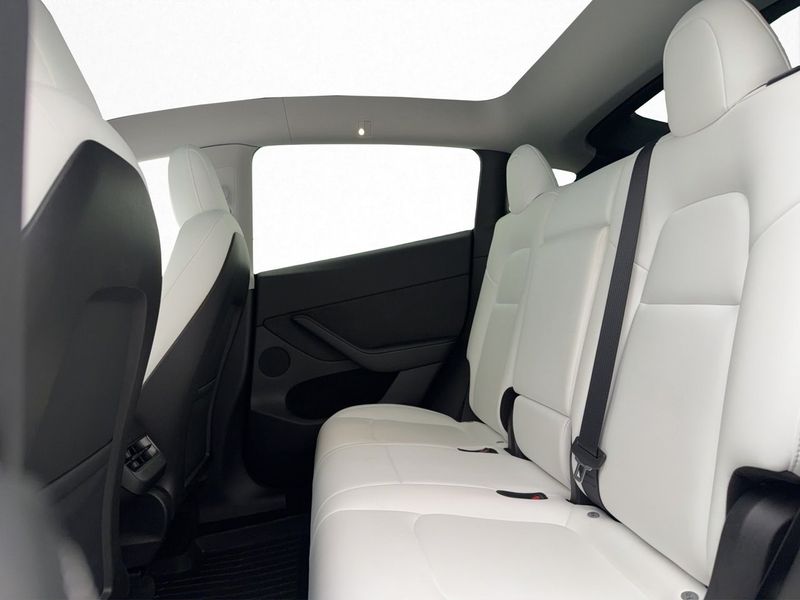 Tesla Model Y bild 26
