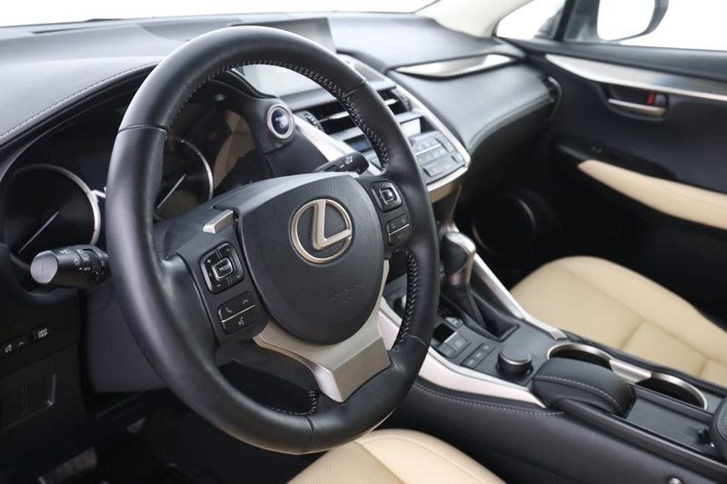 Lexus NX bild 12