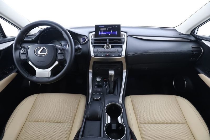 Lexus NX bild 13