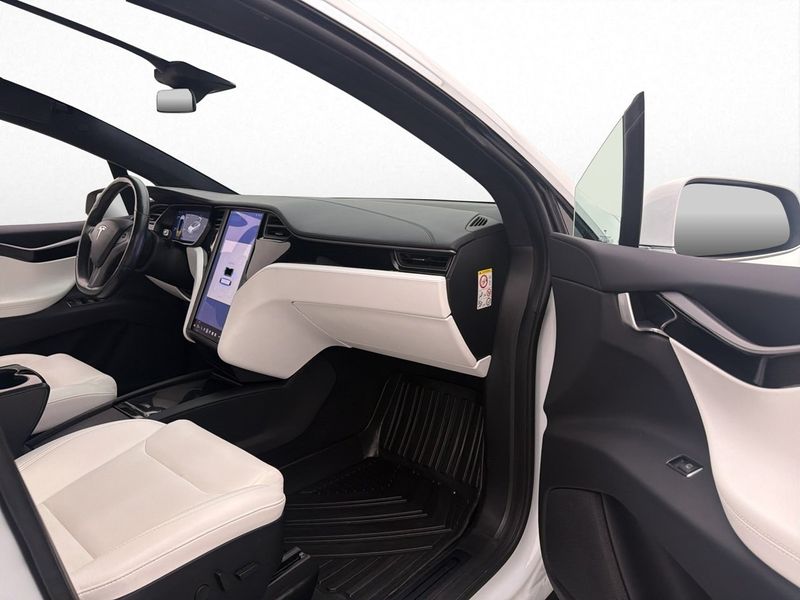 Tesla Model X bild 14