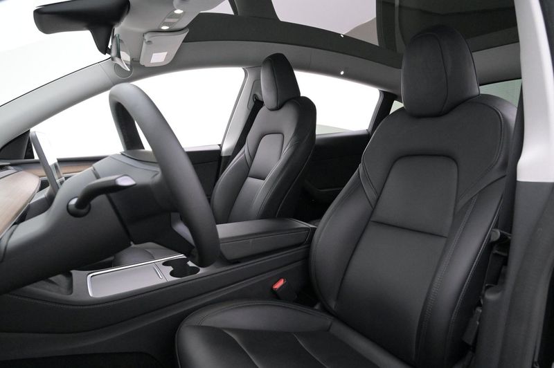 Tesla Model Y bild 8