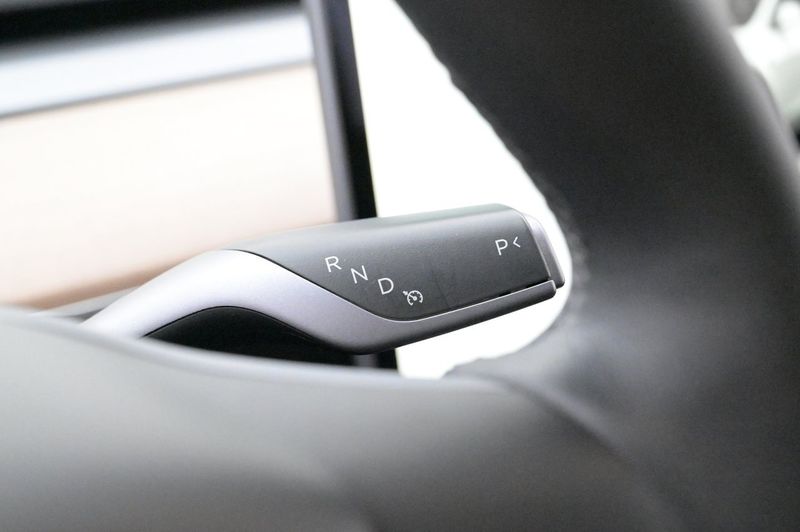 Tesla Model Y bild 8
