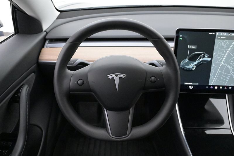 Tesla Model 3 bild 7