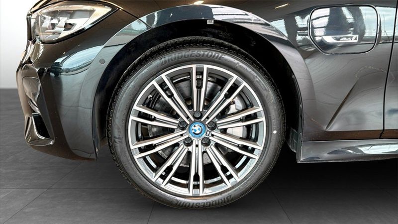 BMW 330 bild 9