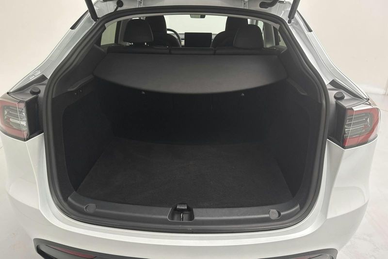 Tesla Model Y bild 8