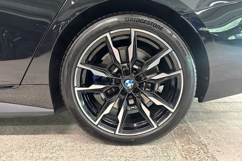 BMW i4 bild 17