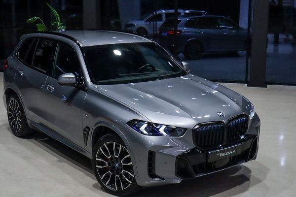 BMW X5 xDrive 50e M SPORT PRO INNOVA. INDIVUDUAL ICONIC GLOW - 2024