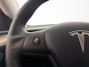 Tesla Model Y bild 24