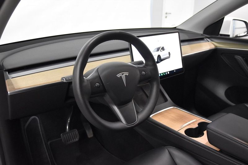 Tesla Model Y bild 8