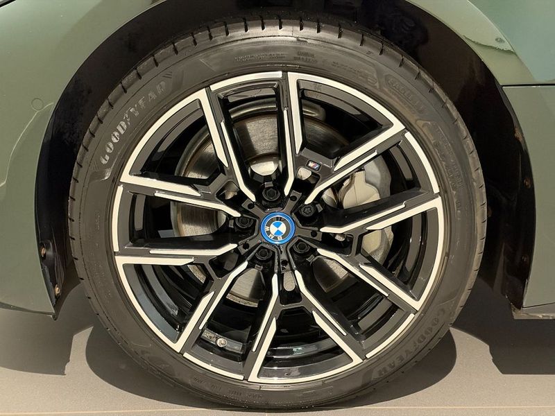 BMW i4 bild 5