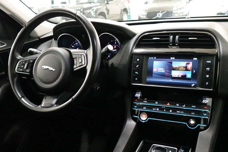 Jaguar F-Pace bild 8