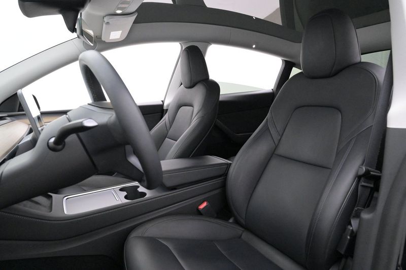 Tesla Model Y bild 8