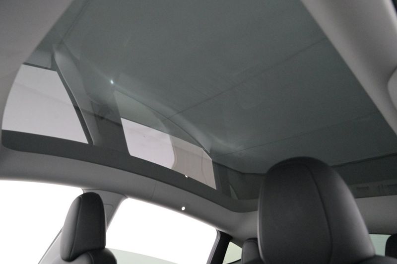 Tesla Model Y bild 19