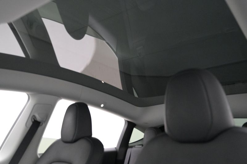 Tesla Model Y bild 25