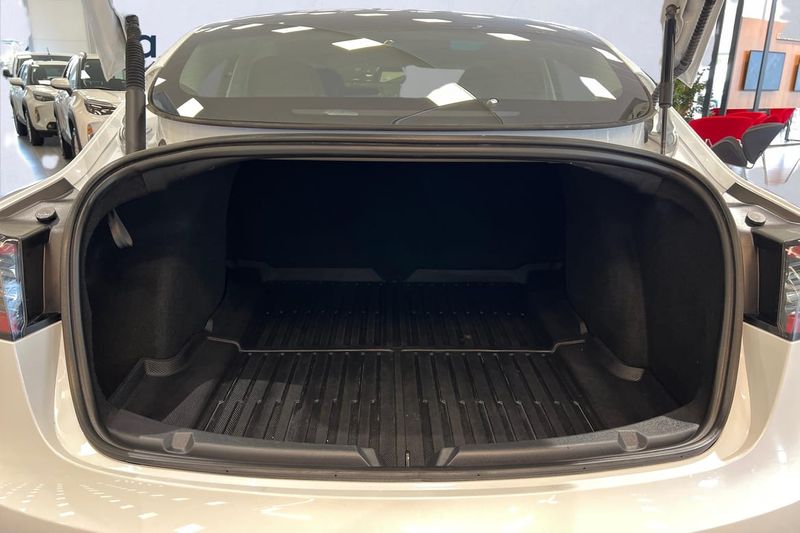Tesla Model 3 bild 12