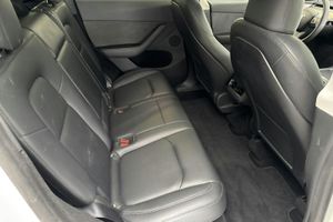 Tesla Model Y bild 8