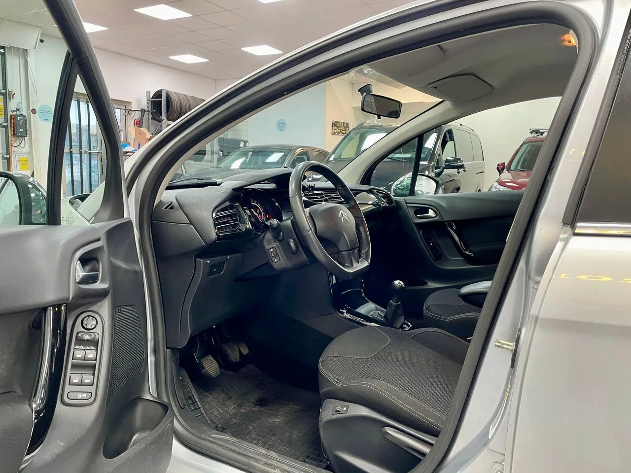 Vehicle image 15