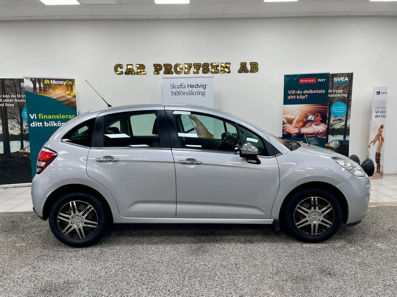 Vehicle image 16
