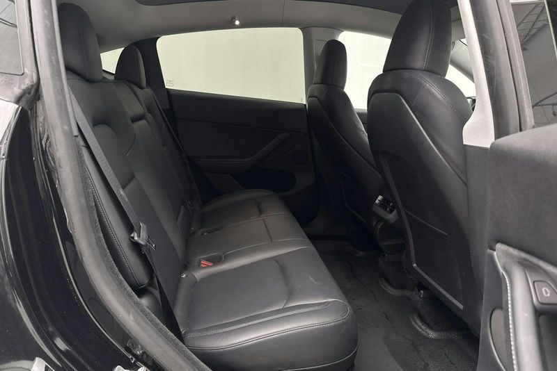 Tesla Model Y bild 8