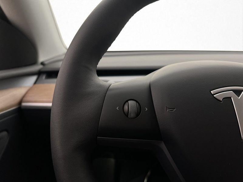 Tesla Model Y bild 17