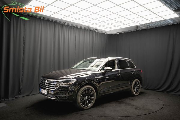 Volkswagen Touareg V6 TDI 4M R-Line PANO LUFT 21'' DRAG D-VÄRM HUD MOMS - 2021