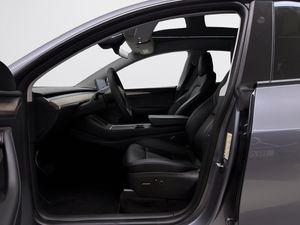 Tesla Model Y bild 8