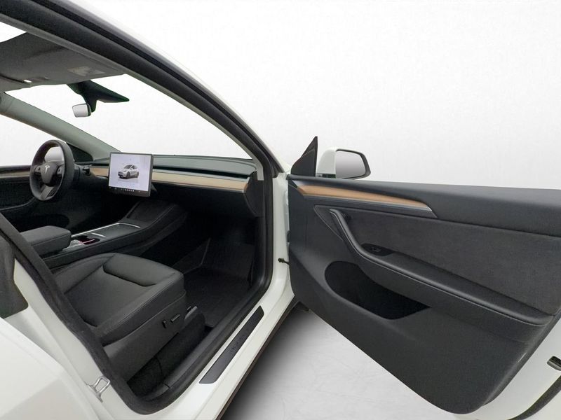 Tesla Model Y bild 16