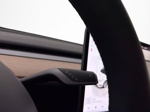 Tesla Model Y bild 32