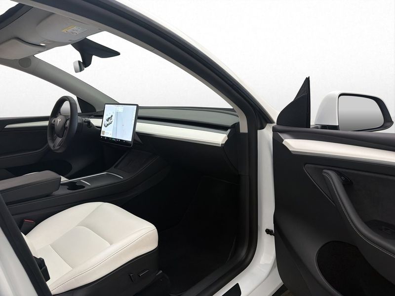 Tesla Model Y bild 25