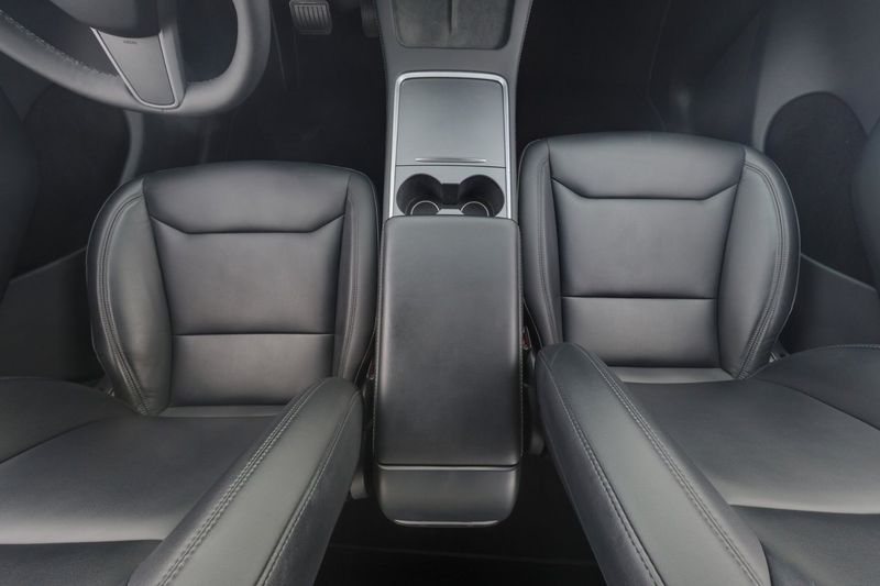 Tesla Model Y bild 14