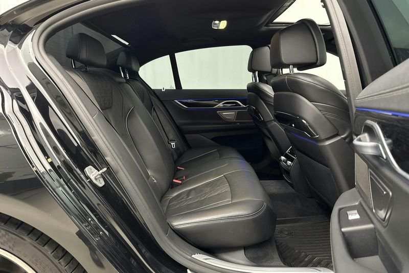 BMW 750 bild 8