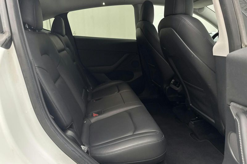 Tesla Model Y bild 8