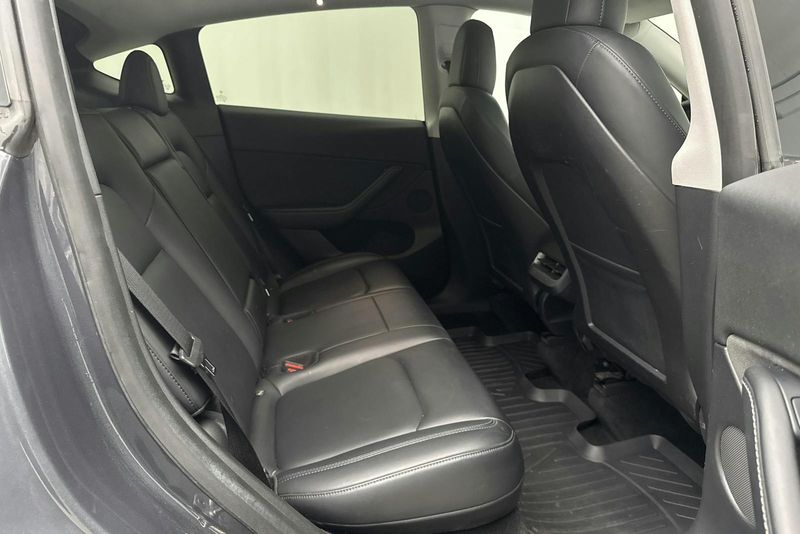 Tesla Model Y bild 8