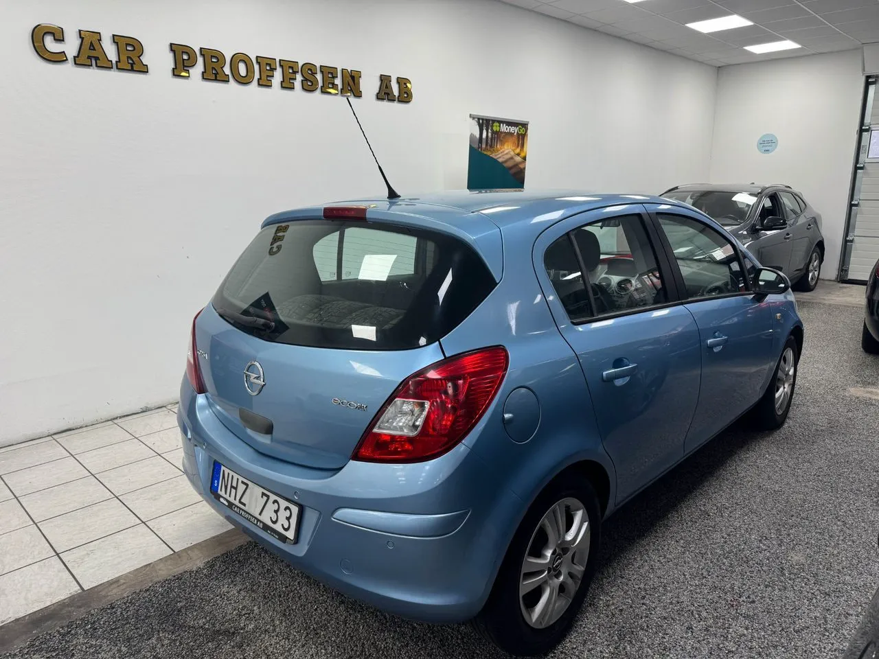 Vehicle image 14