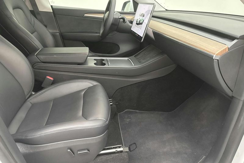 Tesla Model Y bild 7