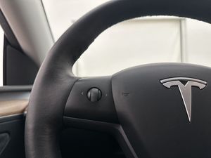 Tesla Model Y bild 27