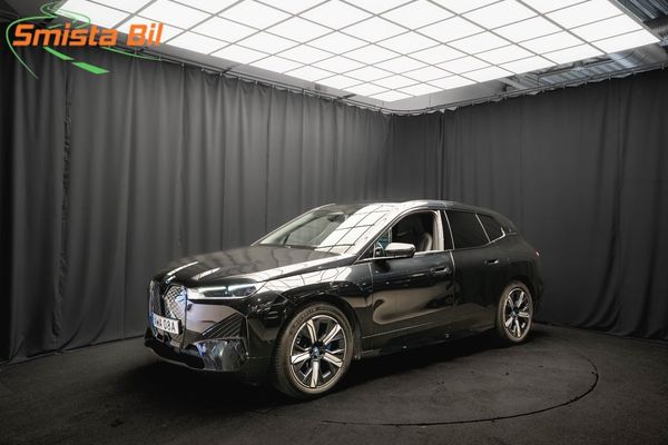 BMW iX xDrive50 LUFTFJÄDRING BAKAXELSTYRNING DRAG 97%SoH MOMS - 2023