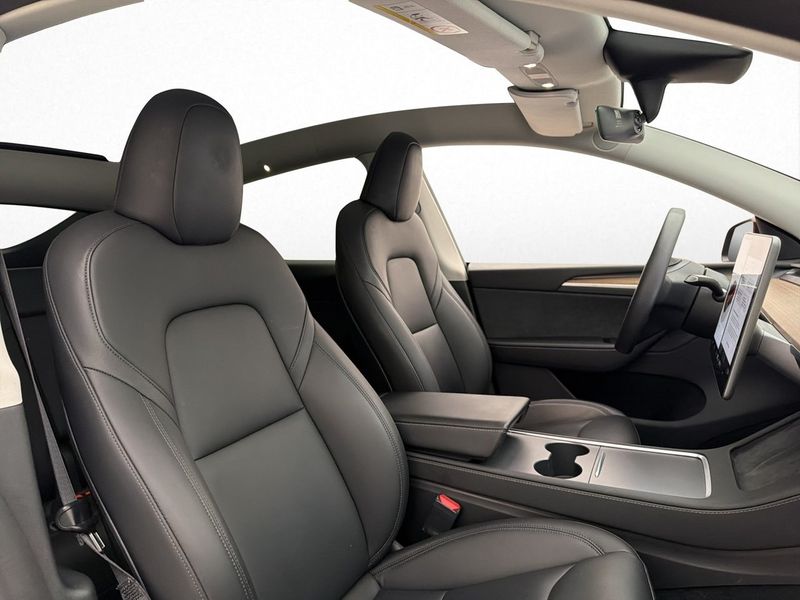 Tesla Model Y bild 16
